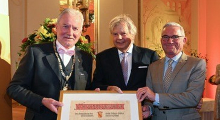 Oberbürgermeister Dietmar Späth (links) mit den beiden neuen Ehrenbürgern Karlheinz Kögel (Mitte) und Wolfgang Grenke