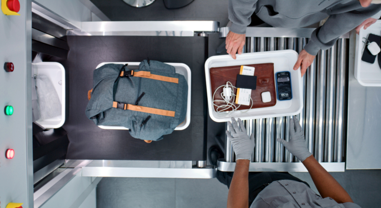 Flughafen Airport Sicherheitskontrollen iStock EvgeniyShkolenko.jpg