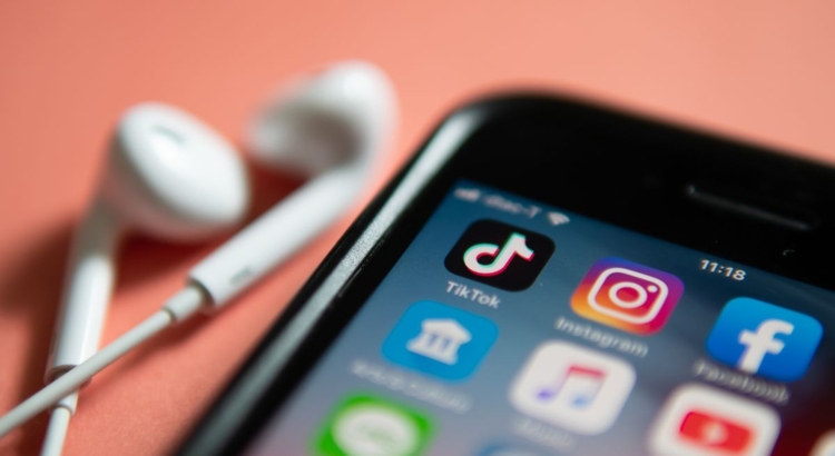 Tiktok Smartphone Foto iStock Wachiwit